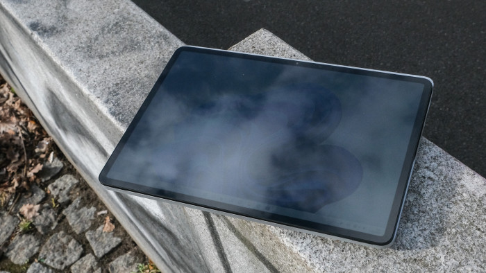 Surface Laptop Studio im Tablet-Modus (Bild: Oliver Nickel/Golem.de)